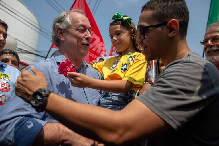 Candidato à Presidência do PDT Ciro Gomes cumprimenta eleitora durante agenda de campanha em Duque de Caxias, Rio de Janeiro