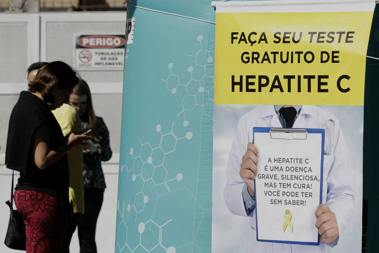 Ponto de orientação sobre hepatite C na avenida Paulista, no centro paulistano