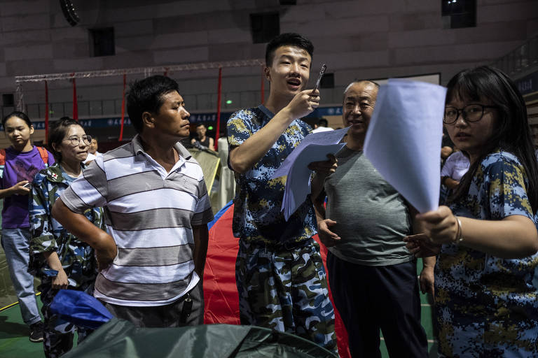 Pais de estudantes na área de tendas em Tianjin