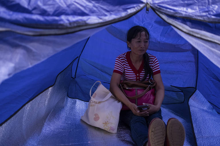 Pais acampam na faculdade dos filhos na China