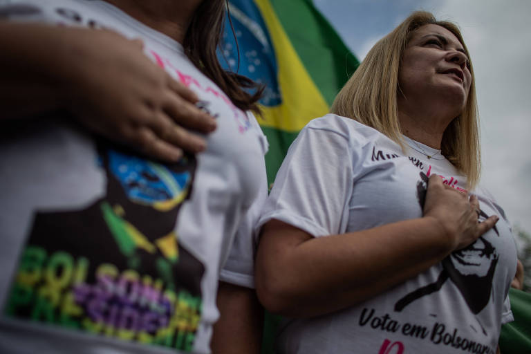 A ex-mulher do candidato do PSL à Presidência, Jair Bolsonaro, Ana Cristina Valle, durante ato pró-Bolsonaro nas ruas de Resende, interior do estado do Rio de Janeiro