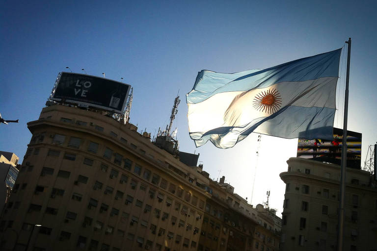 Bandeira da Argentina aparece na frente de alguns prédios.