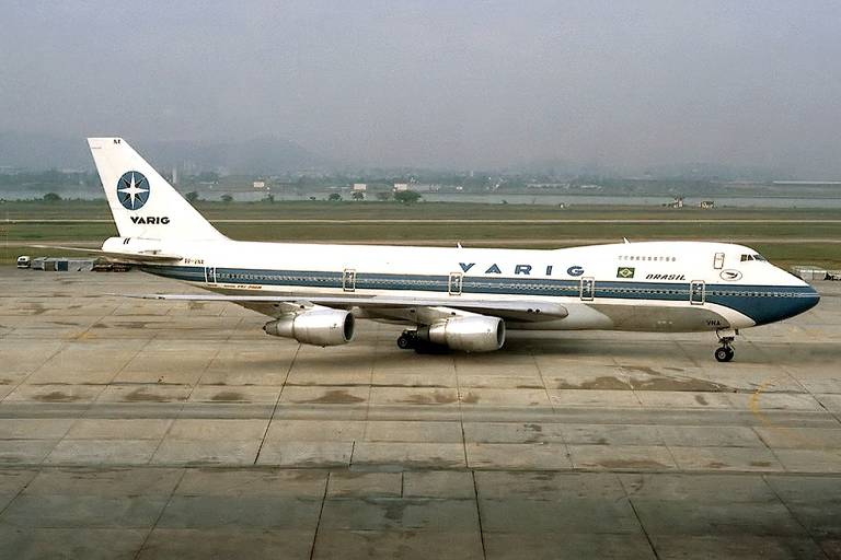 1981 - A Varig recebe seu primeiro Boeing 747, o Jumbo (foto). Foi a única brasileira a operar o 747, desativado pela companhia em 1999. Nos anos 1990, essa aeronave operou a linha aérea regular mais longa feita por uma companhia brasileira, que saía do Galeão e pousava em Hong Kong quase 24 horas depois, após escalas em Guarulhos, Joanesburgo e Bancoc