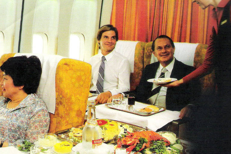 1979 - Serviço de bordo da Varig é eleito o melhor do mundo pela revista americana Air Transport World. O slogan da companhia era Varig, a forma elegante de voar. Os talheres eram de metal, os copos, de vidro, e na primeira classe era servido até caviar