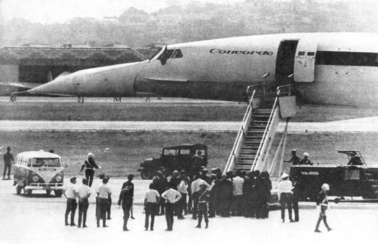 1976 - Inauguração da rota Rio Galeão Paris com o Concorde da Air France, avião supersônico que já havia pousado no Rio em 1971, quando foi lançado (foto). O voo tinha duração de seis horas, com escala em Dacar. Pela baixa ocupação, a rota foi encerrada seis anos depois