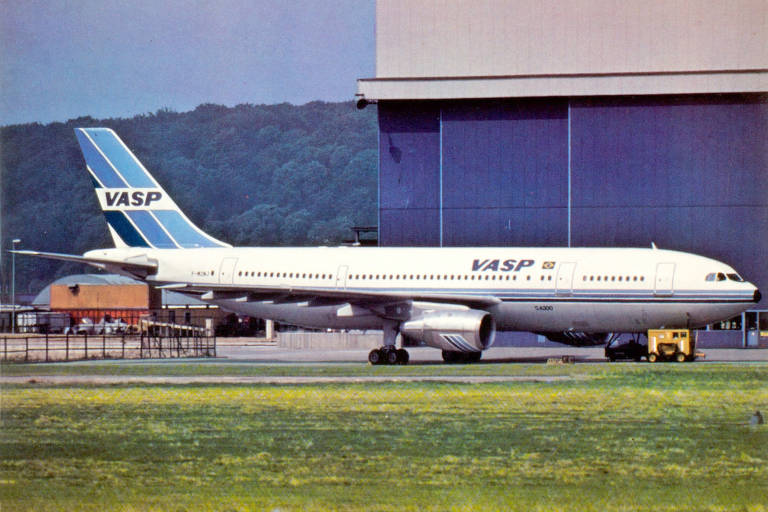 1980 - O primeiro Airbus, o A300 (foto), chega ao Brasil encomendado pela Cruzeiro (quando esta já era controlada pela Varig). Na época, a fabricante europeia era vista com dúvidas em um mercado dominado pela americana Boeing. Hoje, 3 das 4 companhias brasileiras Latam, Azul e Avianca voam com aviões Airbus em rotas domésticas e internacionais