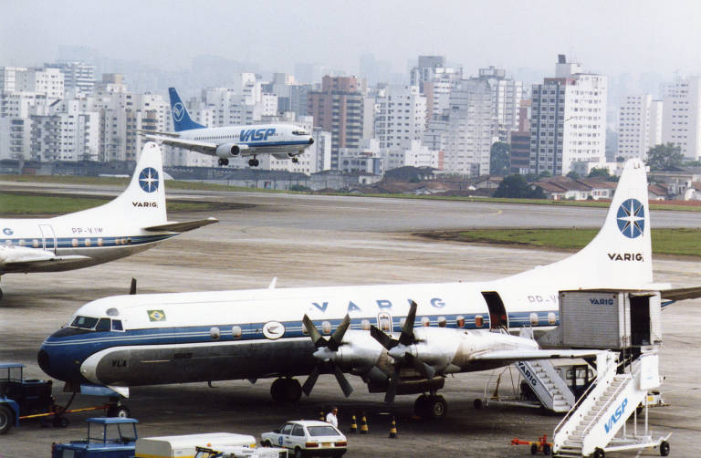 1992 - Reis na ponte aérea Rio-São Paulo por 16 anos, os Electra de Varig e Vasp são aposentados. Famosos por seus lounges de happy hour no fundo da aeronave e pelos canapés e uísque no serviço de bordo, são substituídos pelo Boeing 737