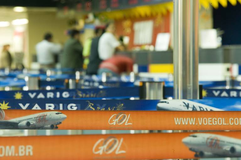 2007 - Agonizando desde o final dos anos 1990, com demissões em massa e aviões interditados, a Varig encerra suas atividades aos 80 anos e tem parte de suas operações vendida à Gol