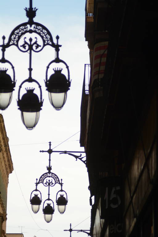 Detalhe de lustres de rua em Barcelona, na Espanha
