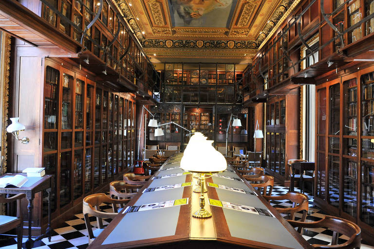 Biblioteca no Ateneu Barcelonés, centro cultural em Barcelona