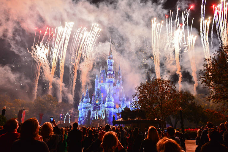 Queima de fogos no Magic Kingdom, parque da Disney em Orlando, nos EUA