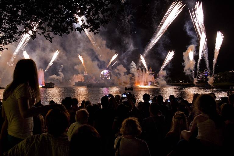Fogos de artifício no parque temático da Disney Epcot Center, em Orlando, nos EUA