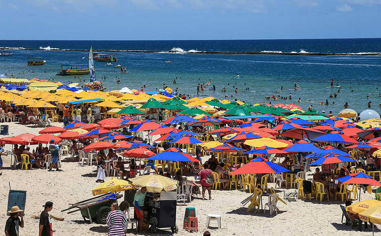 Banhistas lotam a praia do Francês, próxima a Maceió (AL)