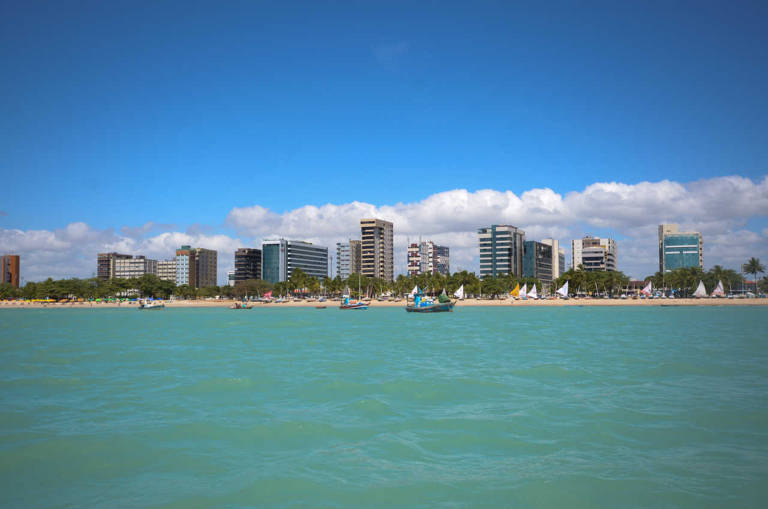 A orla de Maceió, famosa por ter uma mar cor de esmeralda e que nunca fica gelado
