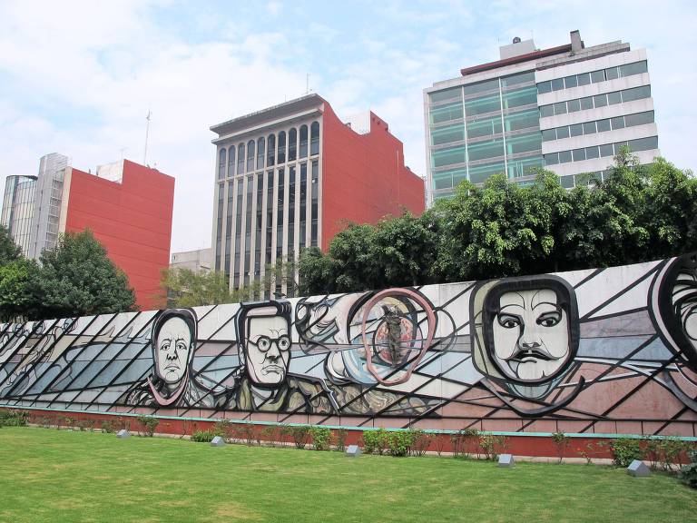 Grafites em muro, em praça da Cidade do Mexico