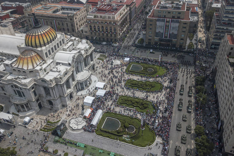 Parada militar em comemoração ao dia da independência mexicana, em frente ao Palácio de Bellas Artes, na Cidade do México 