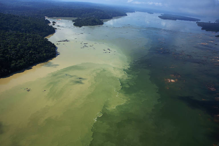 Imagem aérea mostra o encontro das águas barrentas e poluídas pelo garimpo do Rio Rato com as águas verdes do rio Tapajós, em Itaituba, no Pará