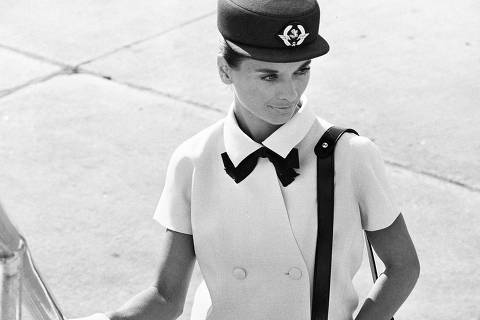 ORG XMIT: 304201_0.tif Comissária com uniforme de verão posa para foto antes de subir em avião na cidade de Paris (França), em 1968. (Foto: Air France/Divulgação)