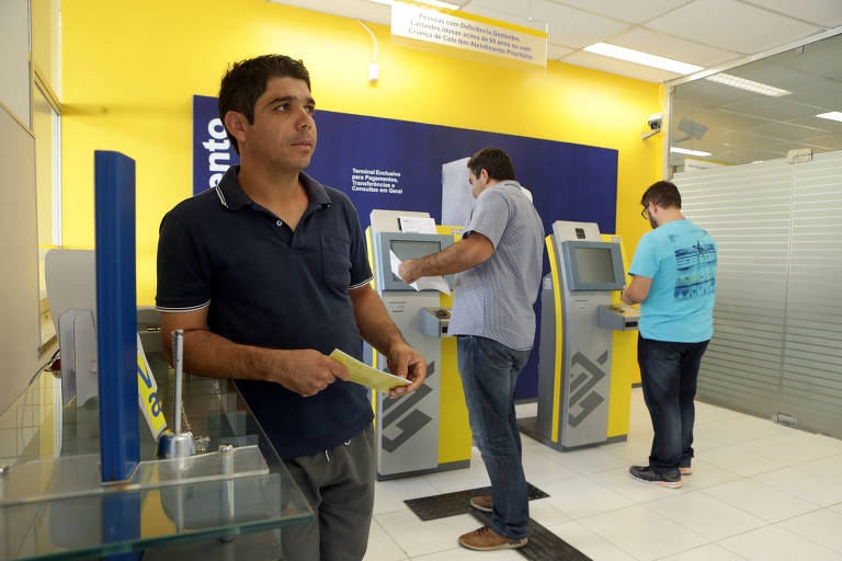 Não recorra ao empréstimo para pagar compras do dia-a-dia. Se você precisa recorrer a empréstimos para isso, o mais adequado é rever seu orçamento, cortar gastos ou aumentar sua renda.