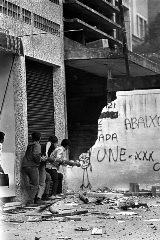Conflito entre alunos do Mackenzie e da Faculdade de Filosofia, Ciências e Letras da Universidade de São Paulo, na rua Maria Antônia, em 3 de outubro de 1968.
