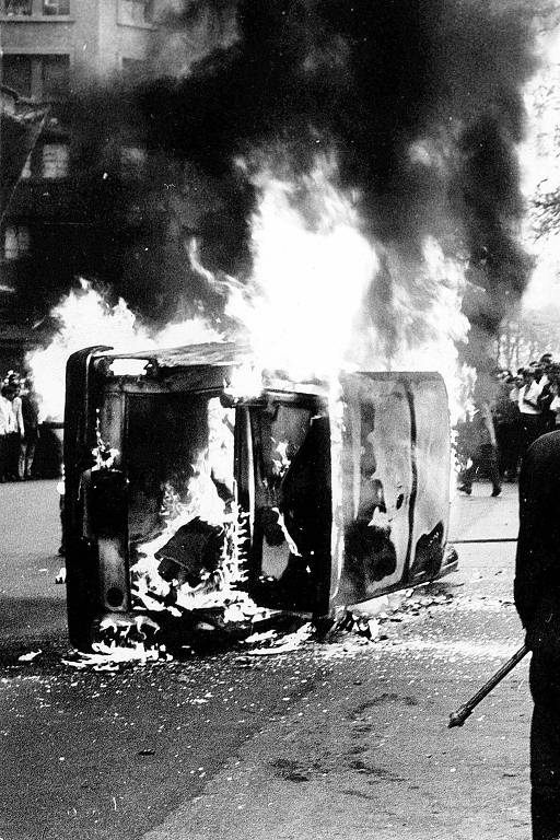 Carro oficial incendiado na avenida Ipiranga (centro de SP) durante protesto contra a morte do secundarista José Carlos Guimarães.