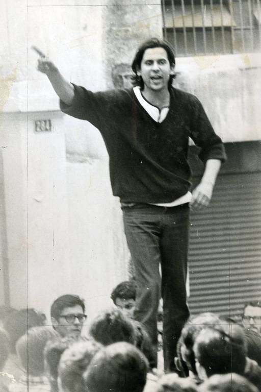 José Dirceu fala em cima de um fusca