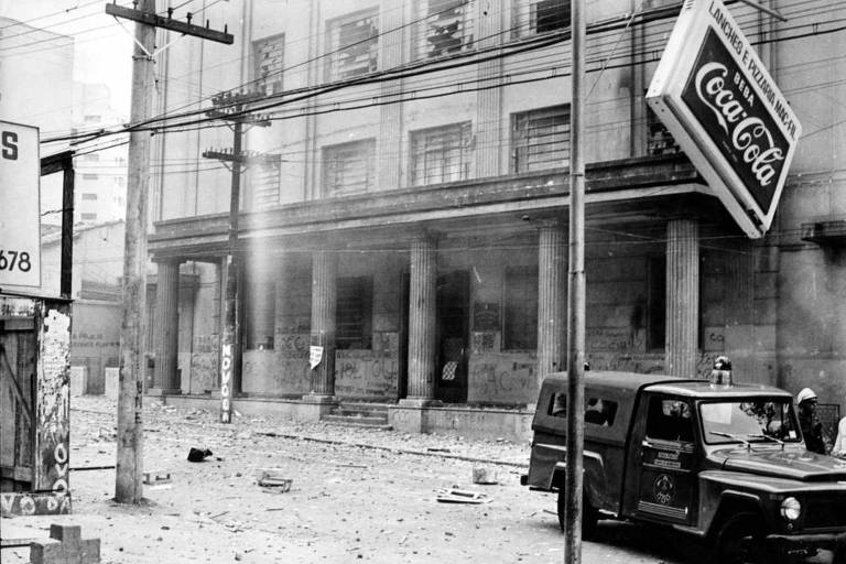 Fachada da Faculdade de Filosofia, Ciências e Letras da USP, em 3 de outubro de 1968, com as marcas do princípio de incêndio provocado por coquetéis molotov durante conflito entre estudantes