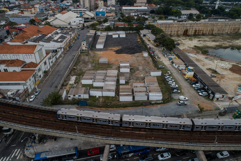 Terreno com contêineres próximo à marginal e à rodoviária do Tietê que receberá tenda de atendimento a dependentes
