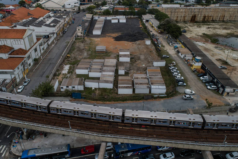 Terreno com contêineres próximo à marginal e à rodoviária do Tietê que receberá tenda de atendimento a dependentes