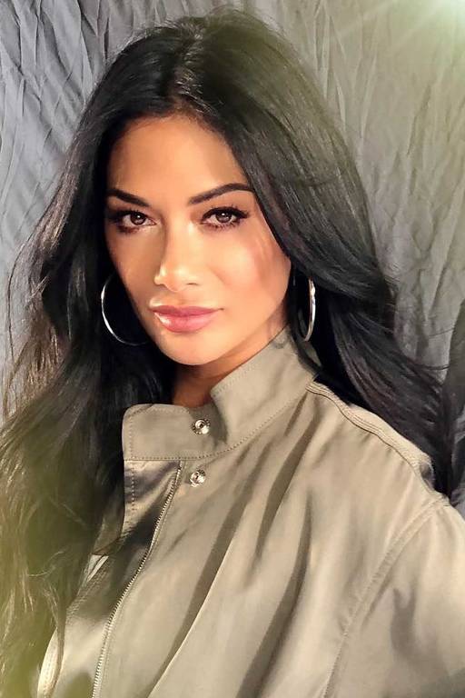 Nicole Scherzinger, ex-Pussycat Dolls, se manifesta pela campanha #EleNao contra Bolsonaro