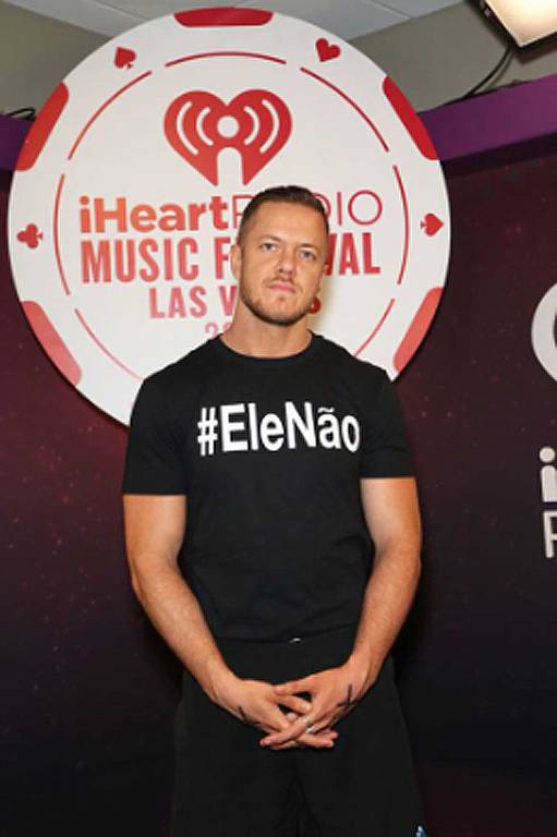 Dan Reynolds vocalista da banda de indie rock Imagine Dragons com a camiseta #EleNão