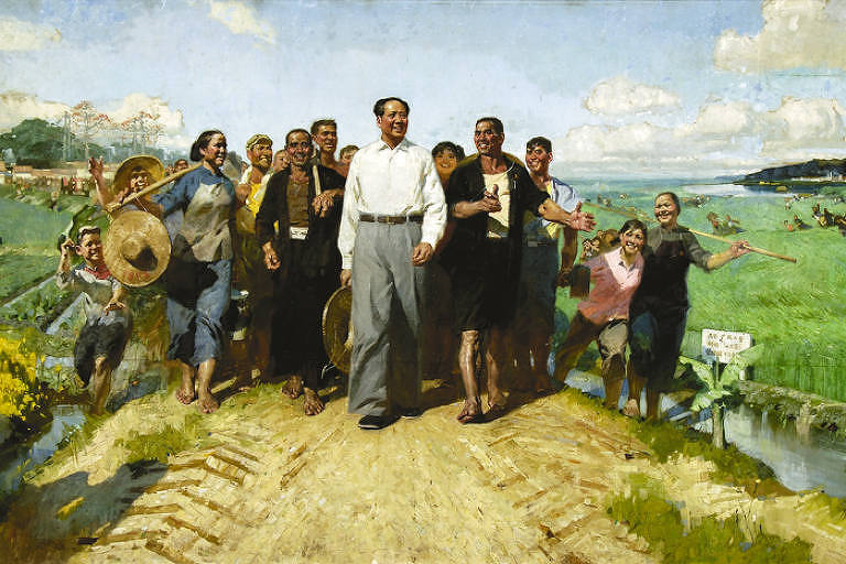 Mao aparece à frente de lavradores com enxadas e outras ferramentas de campo, em uma área aberta de uma lavoura