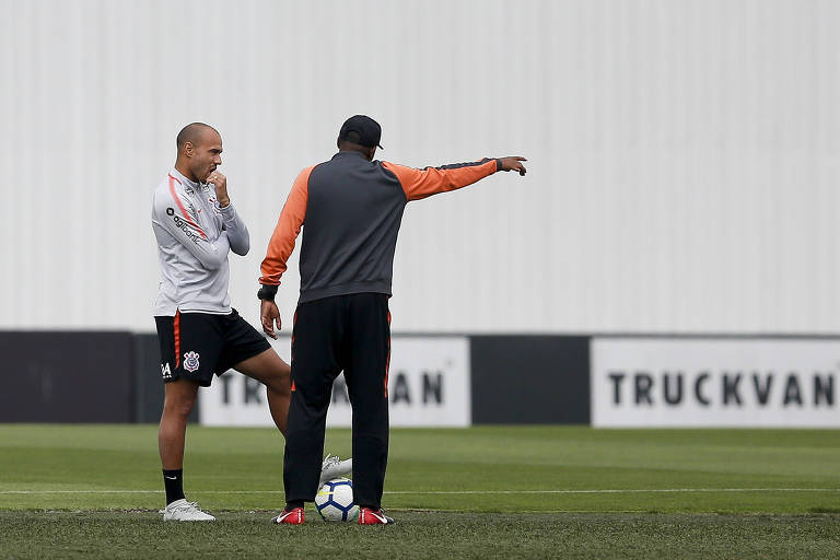 O centroavante Roger deve voltar ao time titular do Corinthians neste sábado (29)