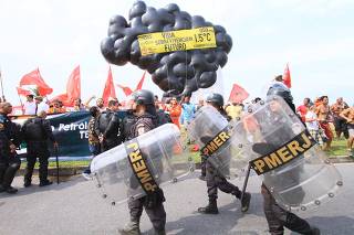 Manifestantes fazem ato contra leilão no Rio