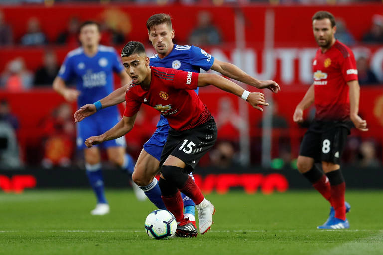Andreas Pereira controla boa na estreia do Manchester United no Campeonato Inglês, contra o Leicester