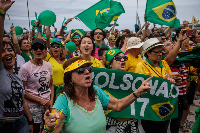Manifestação de mulheres em apoio ao candidato à Presidência Jair Bolsonaro (PSL), no posto 5 em Copacabana, no Rio de Janeiro