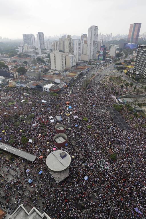 Pessoas realizam um ato público contra o presidenciável líder nas pesquisas Jair Bolsonaro (PSL) durante a tarde deste sábado (29) no Largo da Batata, zona oeste de São Paulo