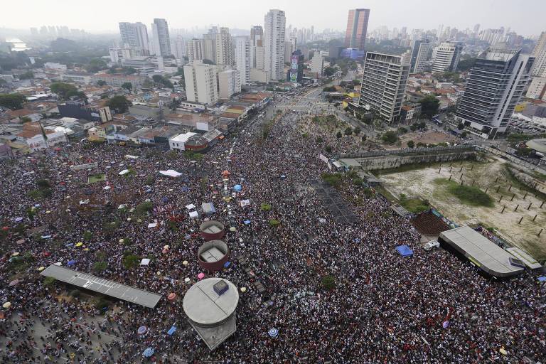 Pessoas realizam um ato público contra o presidenciável líder nas pesquisas Jair Bolsonaro (PSL) durante a tarde deste sábado (29) no Largo da Batata, zona oeste de São Paulo