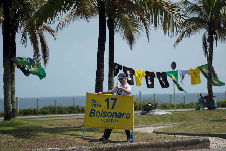 Militante manifesta apoio ao candidato à Presidência Jair Bolsonaro (PSL) em Brasília