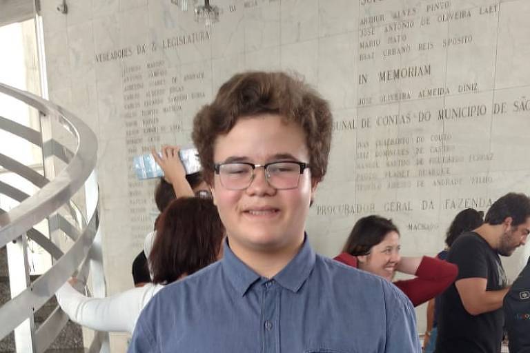 O estudante Artur Rodrigues, 13, que procurou saber as propostas dos candidatos para a educação na Virada Política