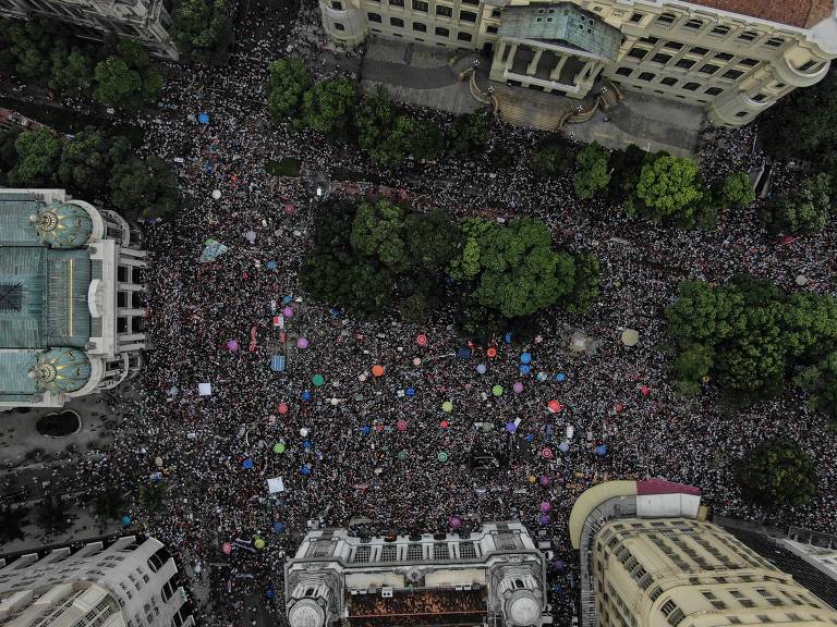 Multidão durante protesto contra o candidato à Presidência Jair Bolsonaro (PSL) na Cinelândia, Rio de Janeiro