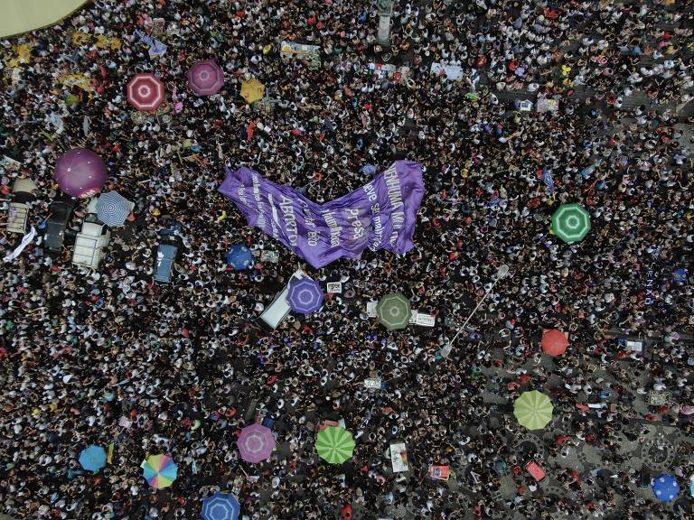 Multidão durante protesto contra o candidato à Presidência Jair Bolsonaro (PSL) na Cinelândia, Rio de Janeiro