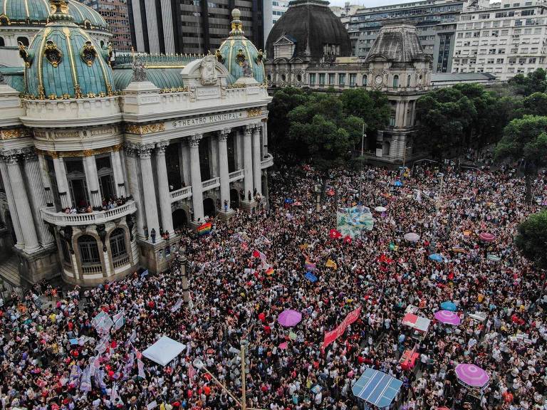 Multidão durante protesto contra o candidato à Presidência Jair Bolsonaro (PSL) na Cinelândia, Rio de Janeiro