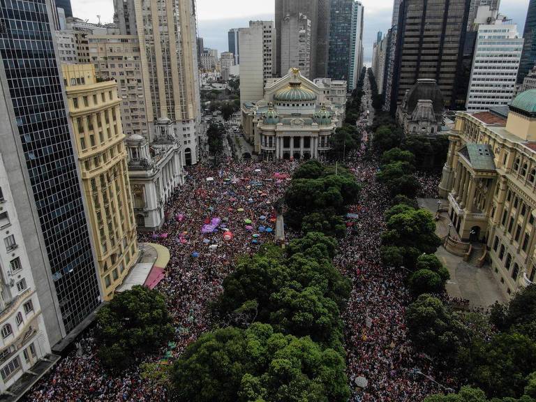 Multidão durante protesto contra o candidato à Presidência Jair Bolsonaro (PSL) na Cinelândia, Rio de Janeiro