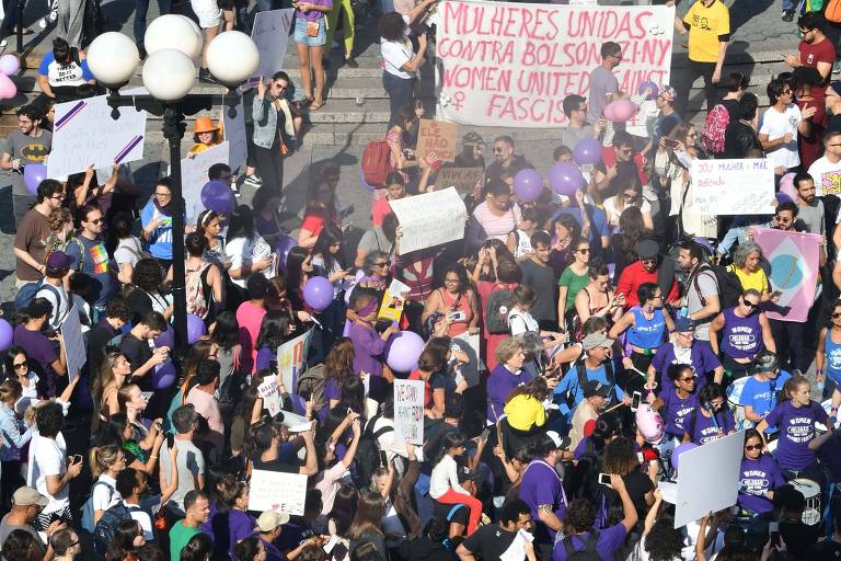 Protesto de mulheres contra o candidato à Presidência Jair Bolsonaro (PSL) em Union Square, Nova York (EUA) neste sábado (29)
