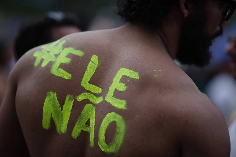 Militante participa de manifestação contra o candidato à Presidência Jair Bolsonaro (PSL) no Largo da Batata, em São Paulo