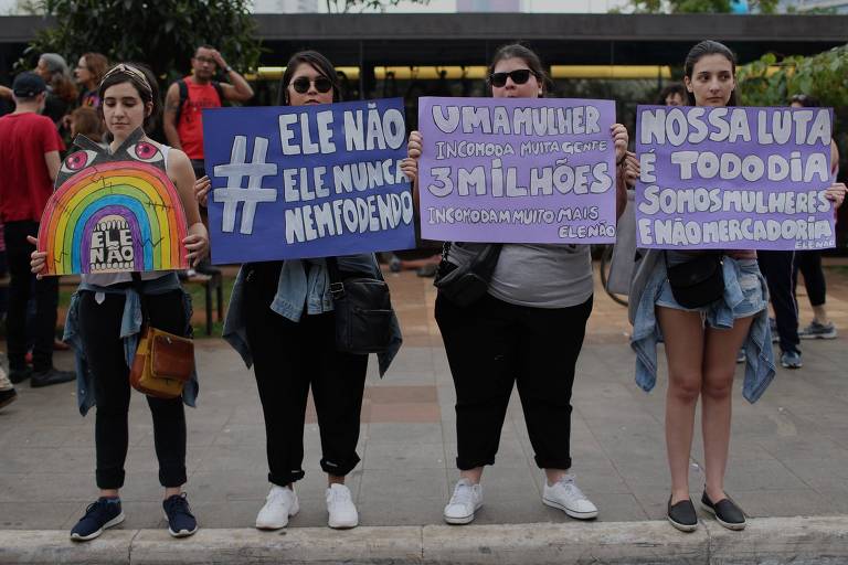 Mulheres participam de ato contra o candidato à Presidência Jair Bolsonaro (PSL) no Largo da Batata, em São Paulo
