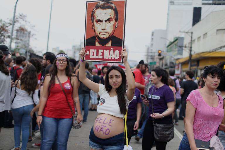 Mulheres participam de ato contra o candidato à Presidência Jair Bolsonaro (PSL) no Largo da Batata, em São Paulo