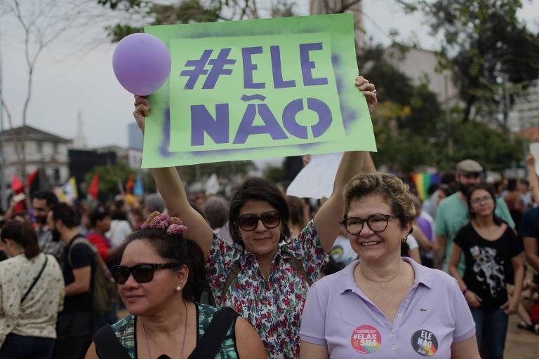 Mulheres participam de ato contra o candidato à Presidência Jair Bolsonaro (PSL) no Largo da Batata, em São Paulo