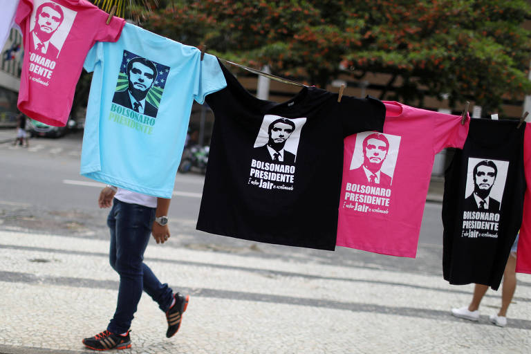 Venda de camisetas durante a manifestação em apoio ao candidato à Presidência Jair Bolsonaro (PSL) em Copacabana, no Rio de Janeiro